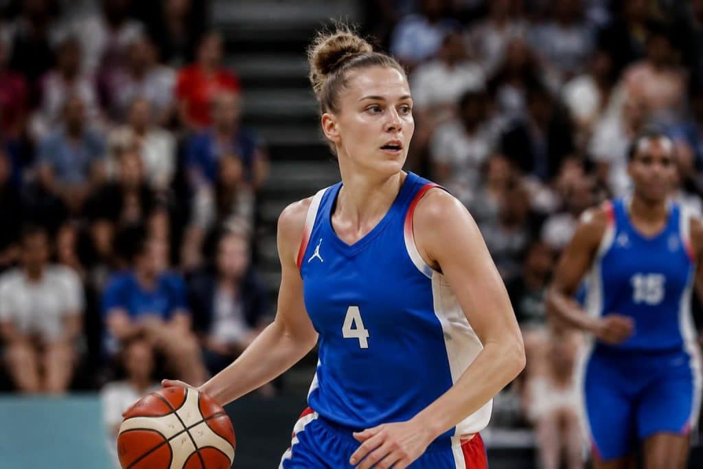 découvrez le parcours d'élodie de fautereau et son rôle clé dans le développement du basketball français, de ses débuts à son influence actuelle.