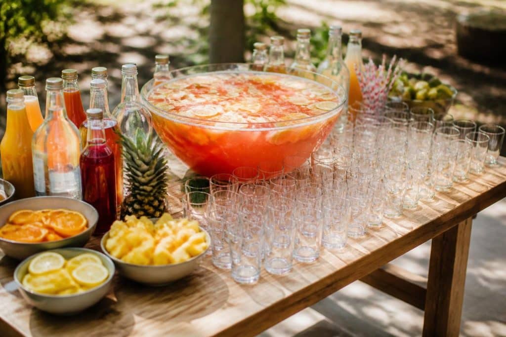 découvrez combien de litres de punch prévoir et comment doser les ingrédients pour régaler 30 personnes lors de votre fête.