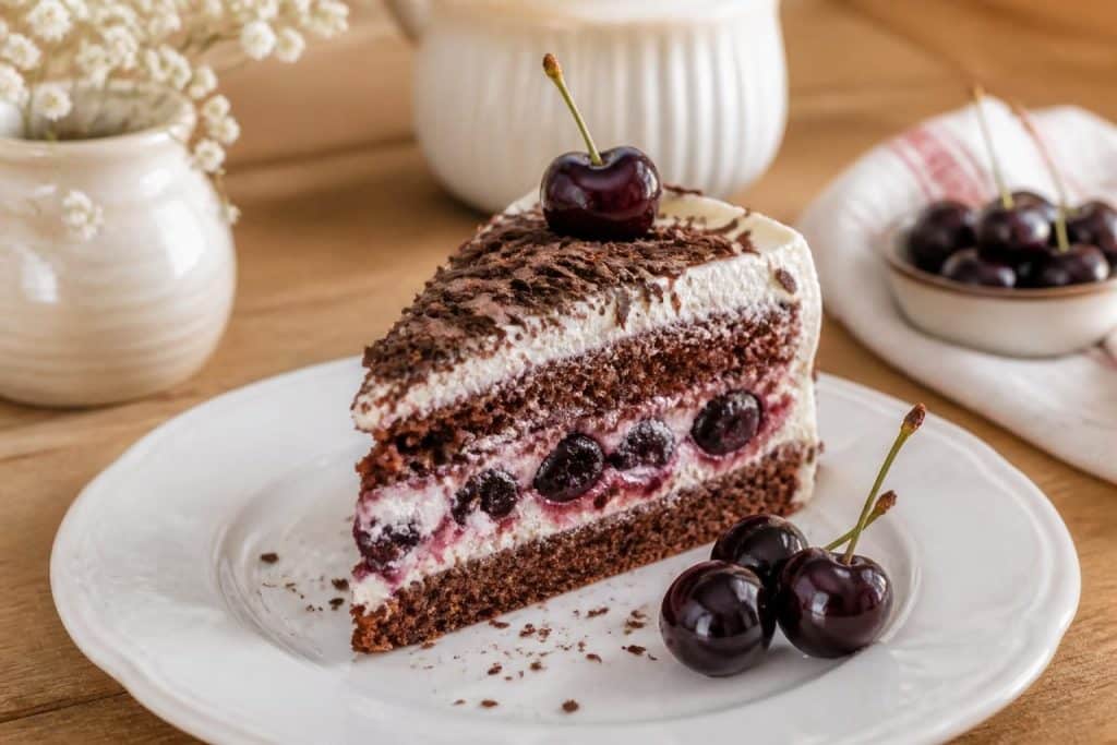 découvrez notre recette traditionnelle de la forêt noire, facile et rapide à réaliser pour un dessert délicieux et authentique.