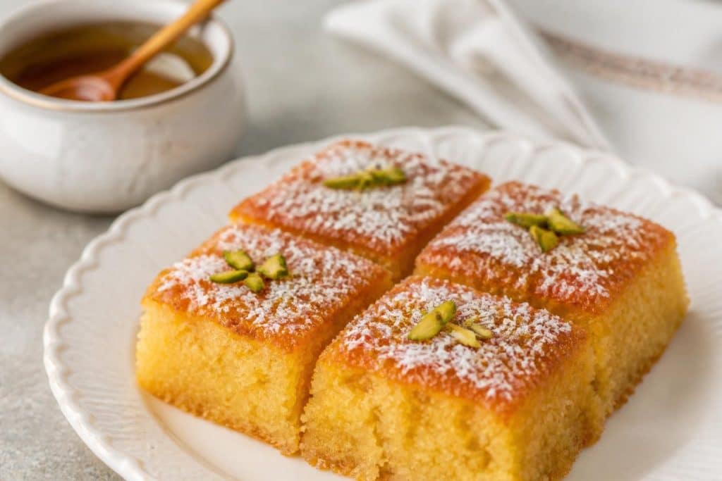 découvrez nos recettes faciles et moelleuses de basboussa pour réussir un délicieux dessert oriental en toute simplicité.