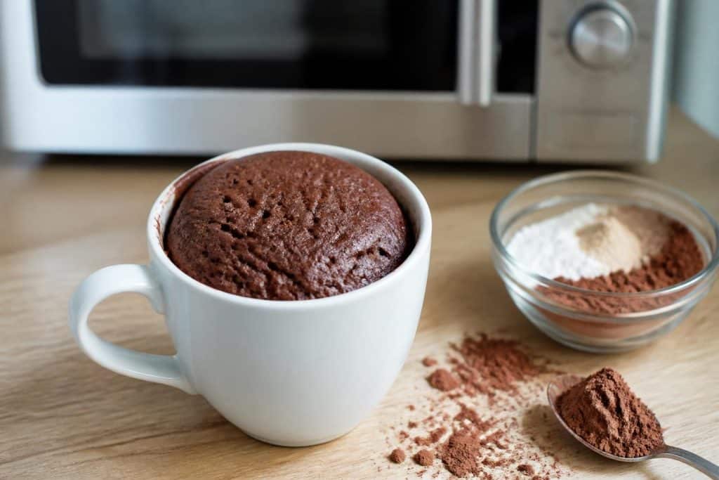 découvrez notre recette facile et rapide de mug cake au chocolat en poudre, à préparer en quelques minutes au micro-ondes pour une gourmandise instantanée.