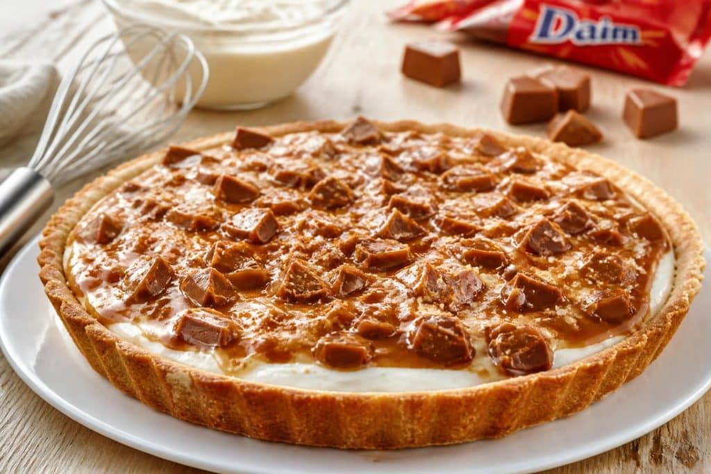 découvrez notre recette facile et gourmande de tarte au daim, parfaite pour régaler vos papilles avec un dessert chocolaté et croustillant.